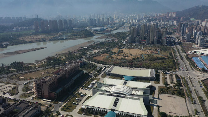 航拍沿江城市建筑群